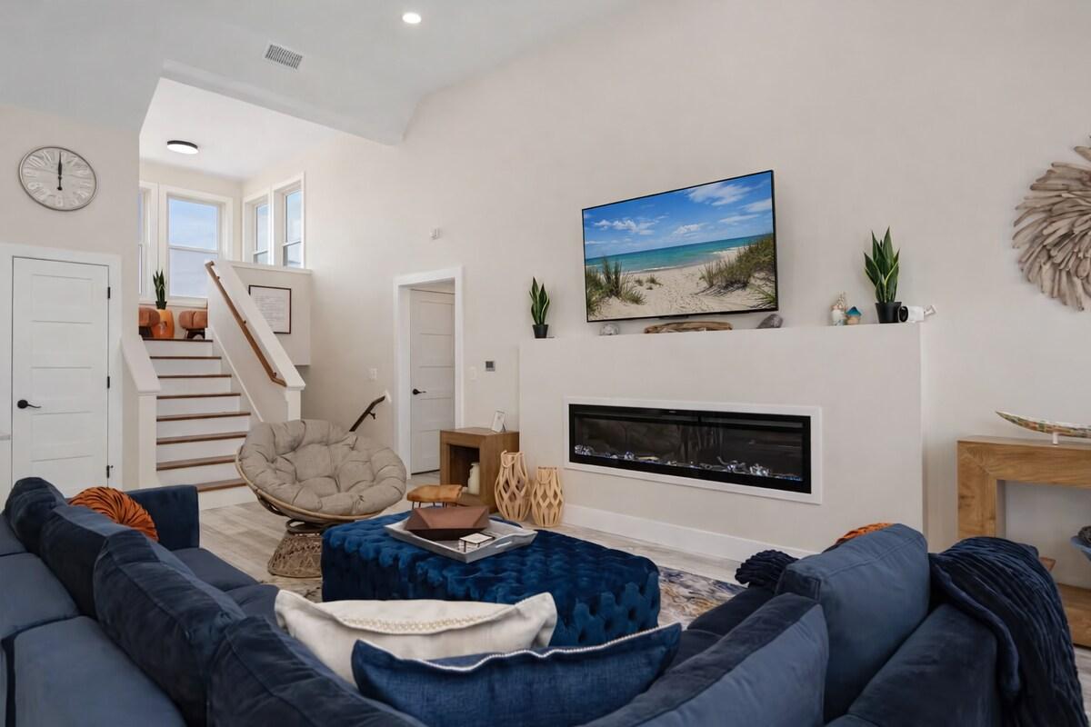 OBX to Sea — Living room image 2