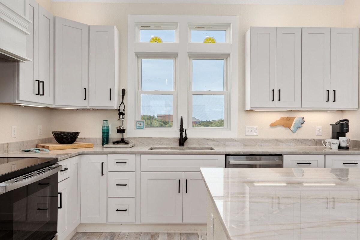OBX to Sea — Full kitchen image 4