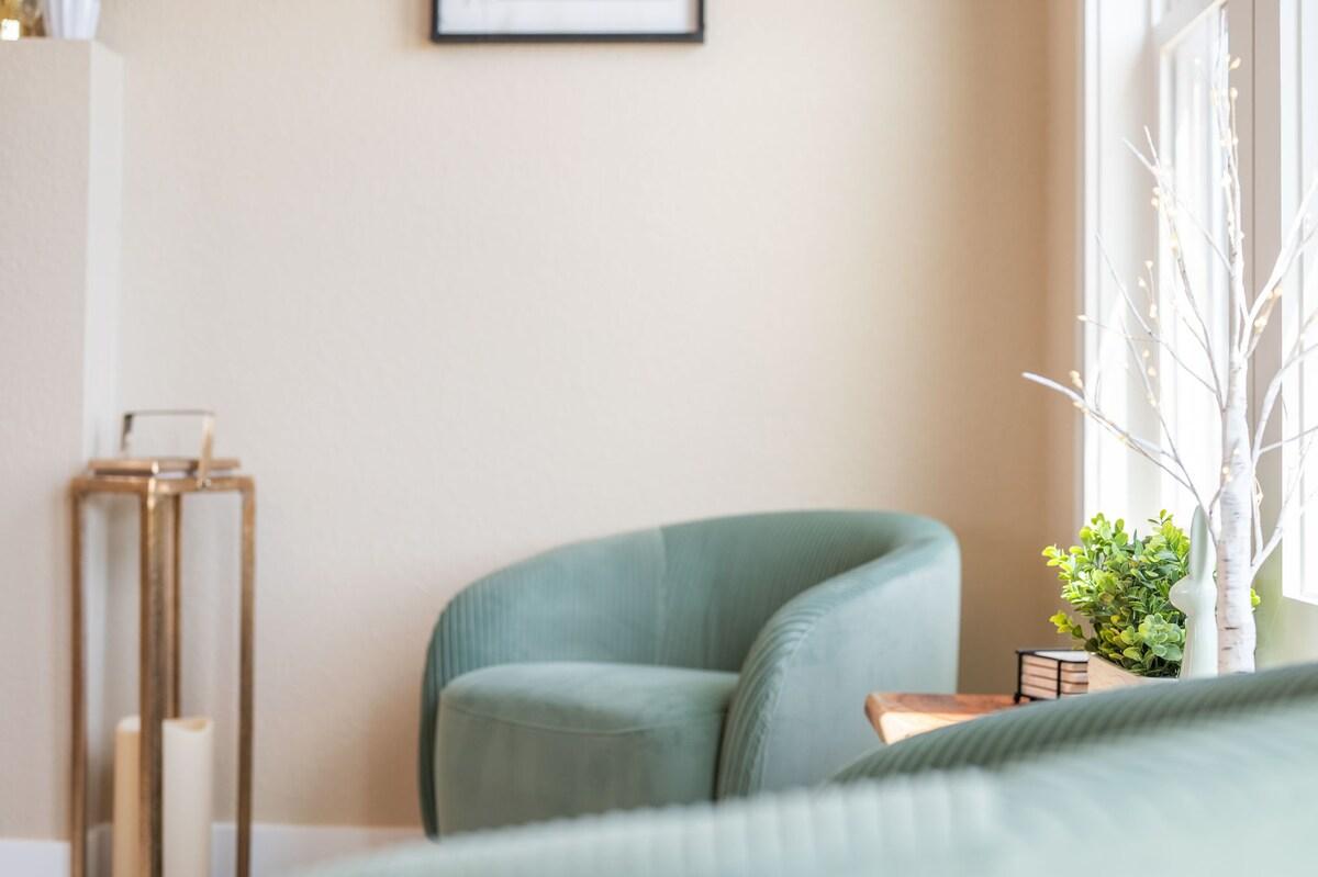 Shades of Murmaids — Living room image 5