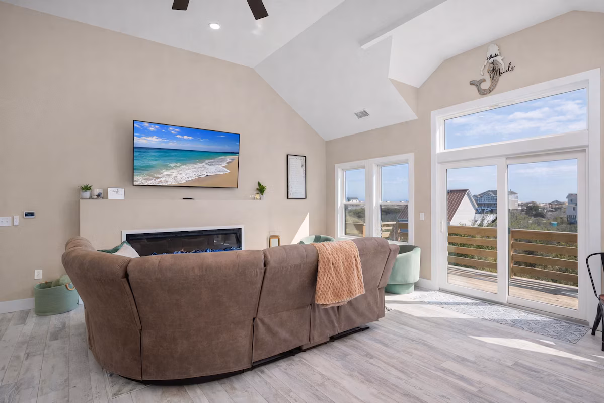 Shades of Murmaids — Living room image 12