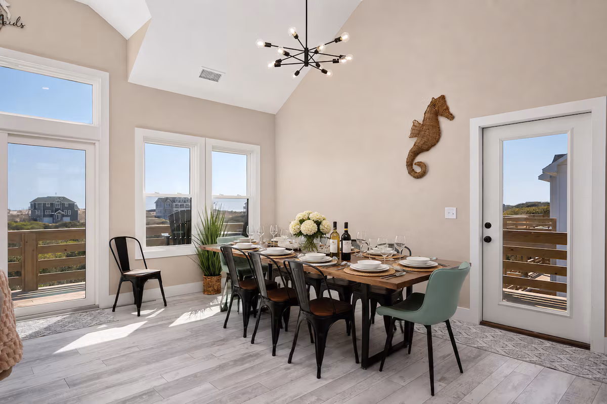 Shades of Murmaids — Dining area image 3