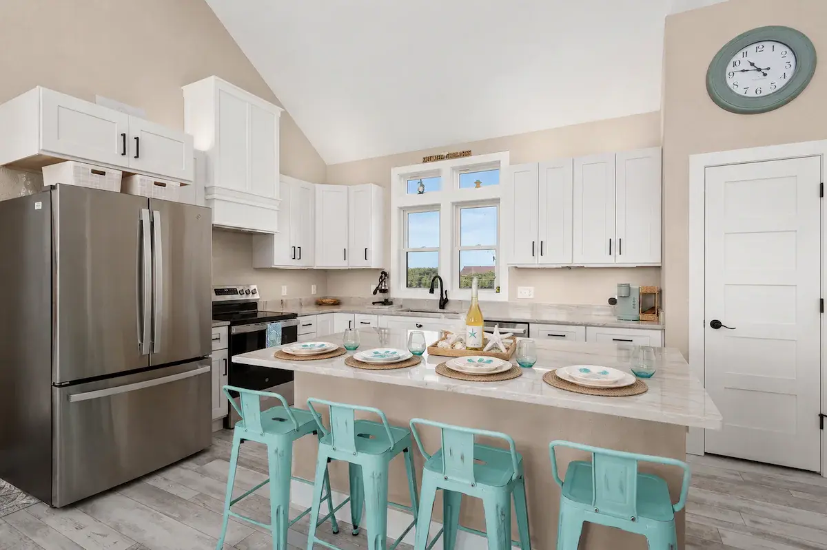 Shades of Murmaids — Dining area image 9
