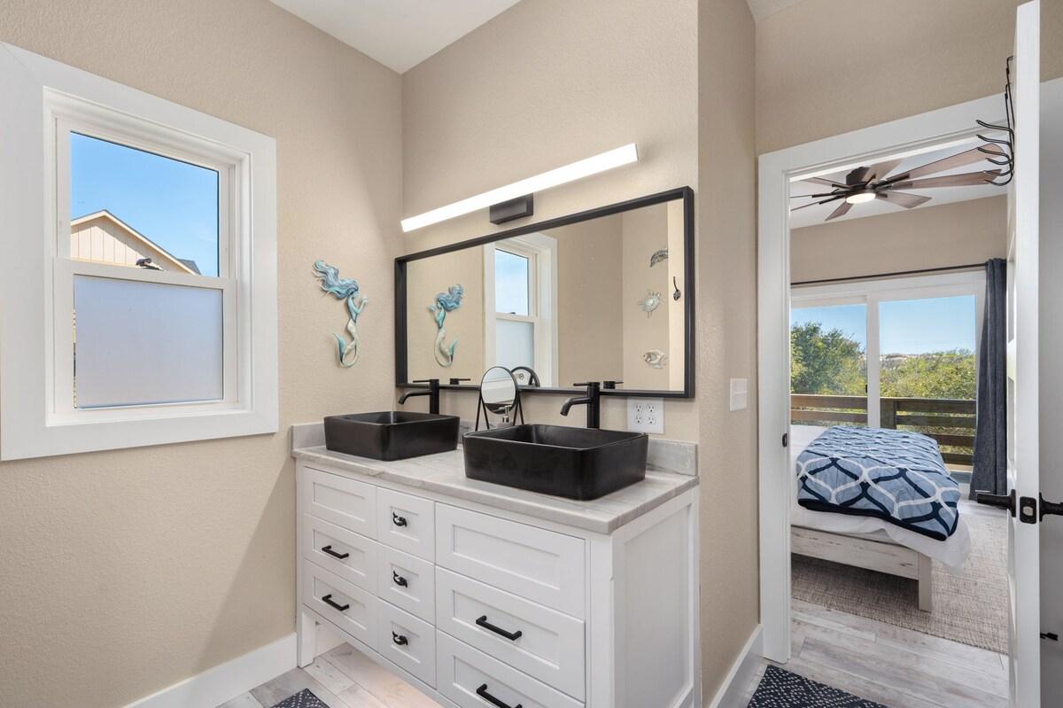Shades of Murmaids — Full bathroom 2 image 1