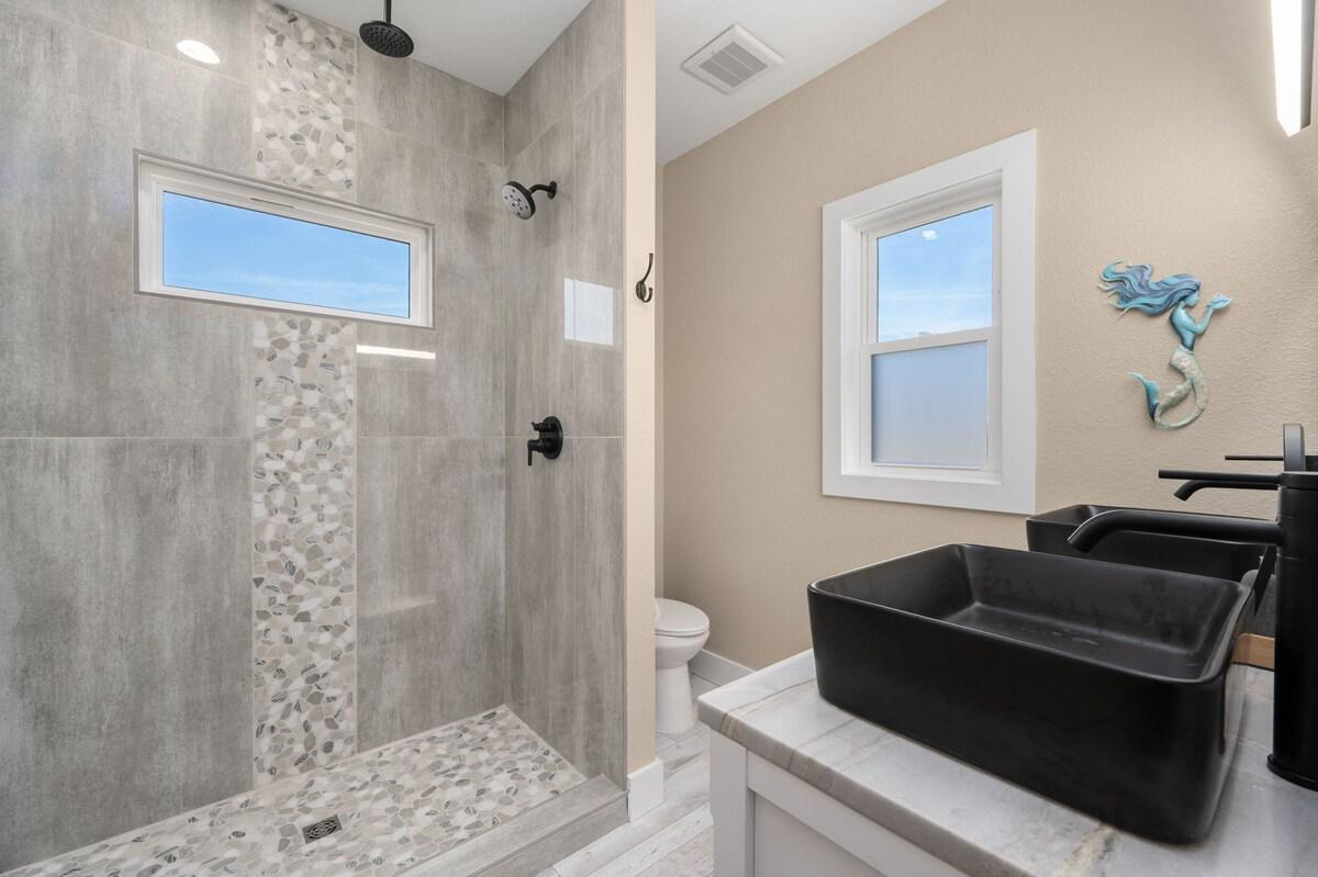 Shades of Murmaids — Full bathroom 2 image 2